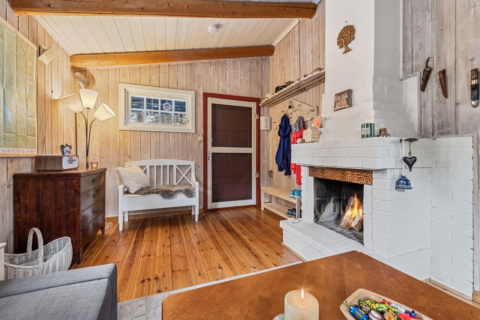 Her får man skikkelig hyttestemning med tregulv, trepanel på vegger og himling med tredragere. Galleribilde