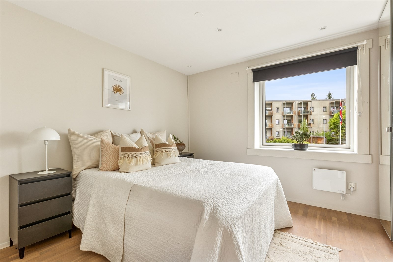 Leiligheten har et romslig hovedsoverom med god plass til dobbeltseng og tilhørende møblement. Galleribilde