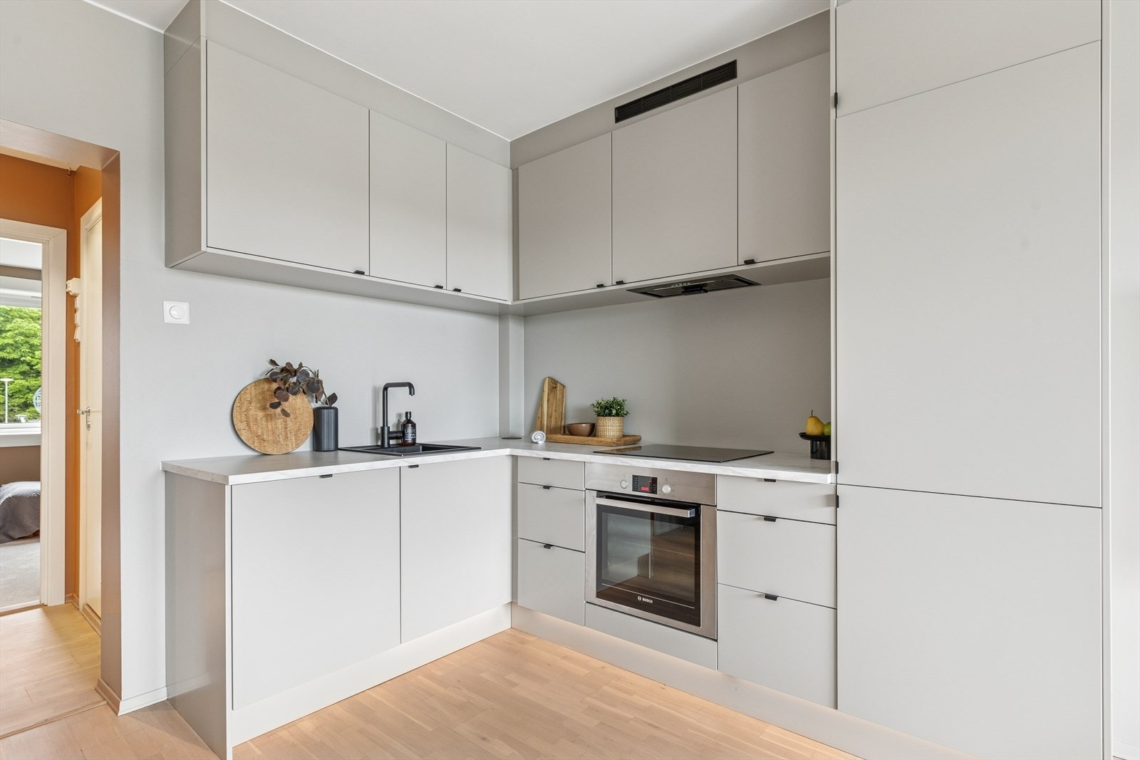 Moderne Epoq kjøkkeninnredning fra 2025 med integrerte hvitevarer. Galleribilde