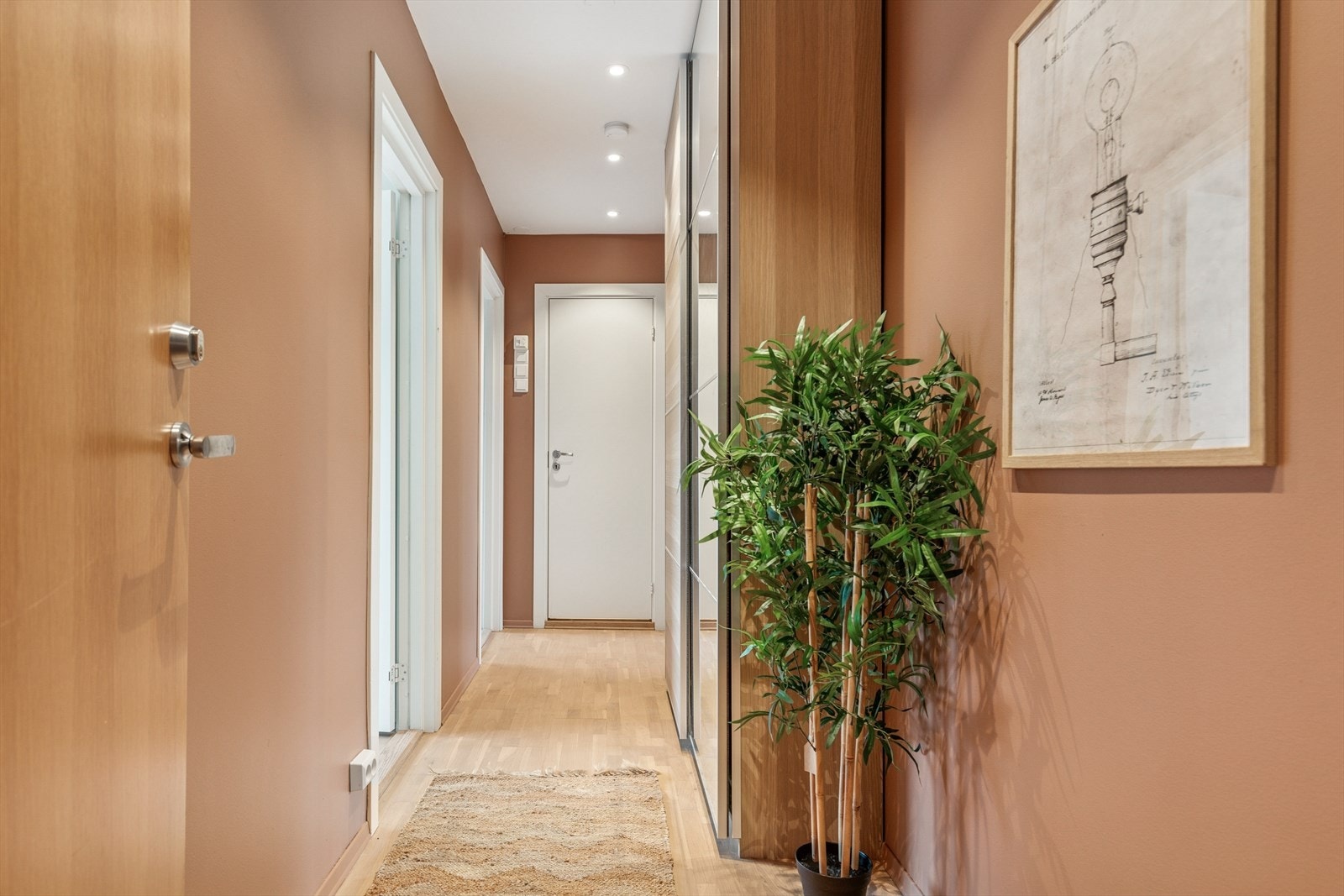 Det er porttelefon med videofunksjon ved inngangsdør. Galleribilde