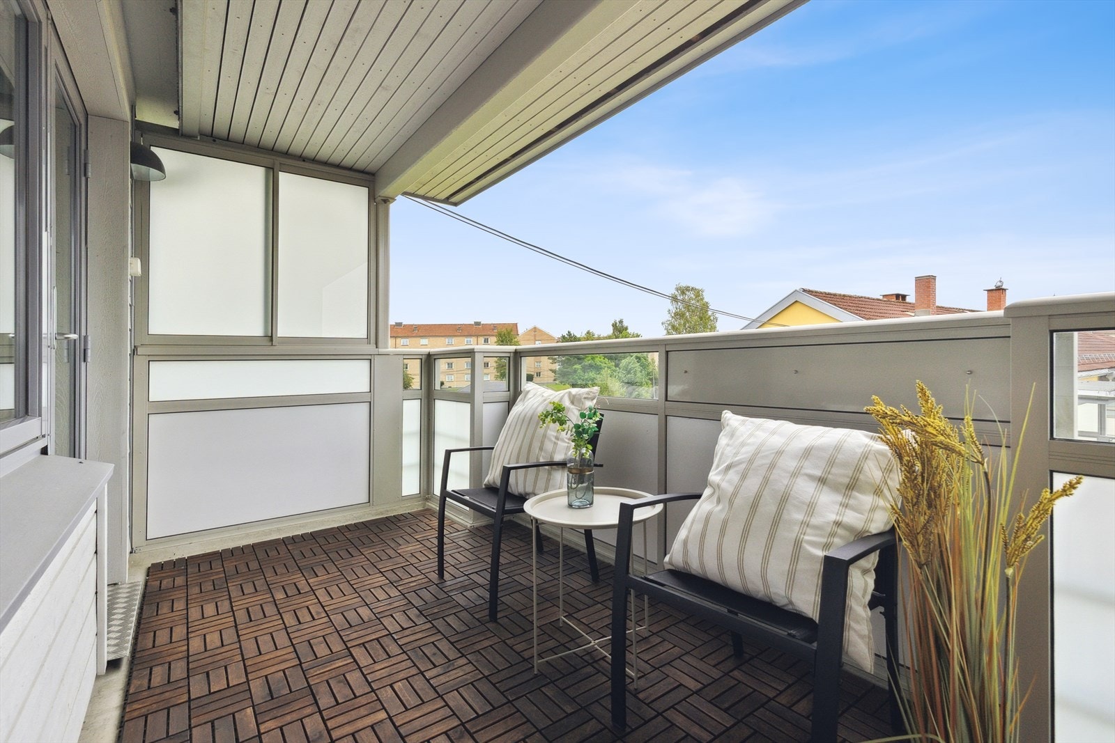 Leiligheten ligger fint til i byggets 4. etasje og inneholder entré, stue/kjøkken i åpen løsning, baderom og to soverom. Fra stuen er det utgang til en trivelig, sørvendt balkong på ca. 7 kvadratmeter. Galleribilde