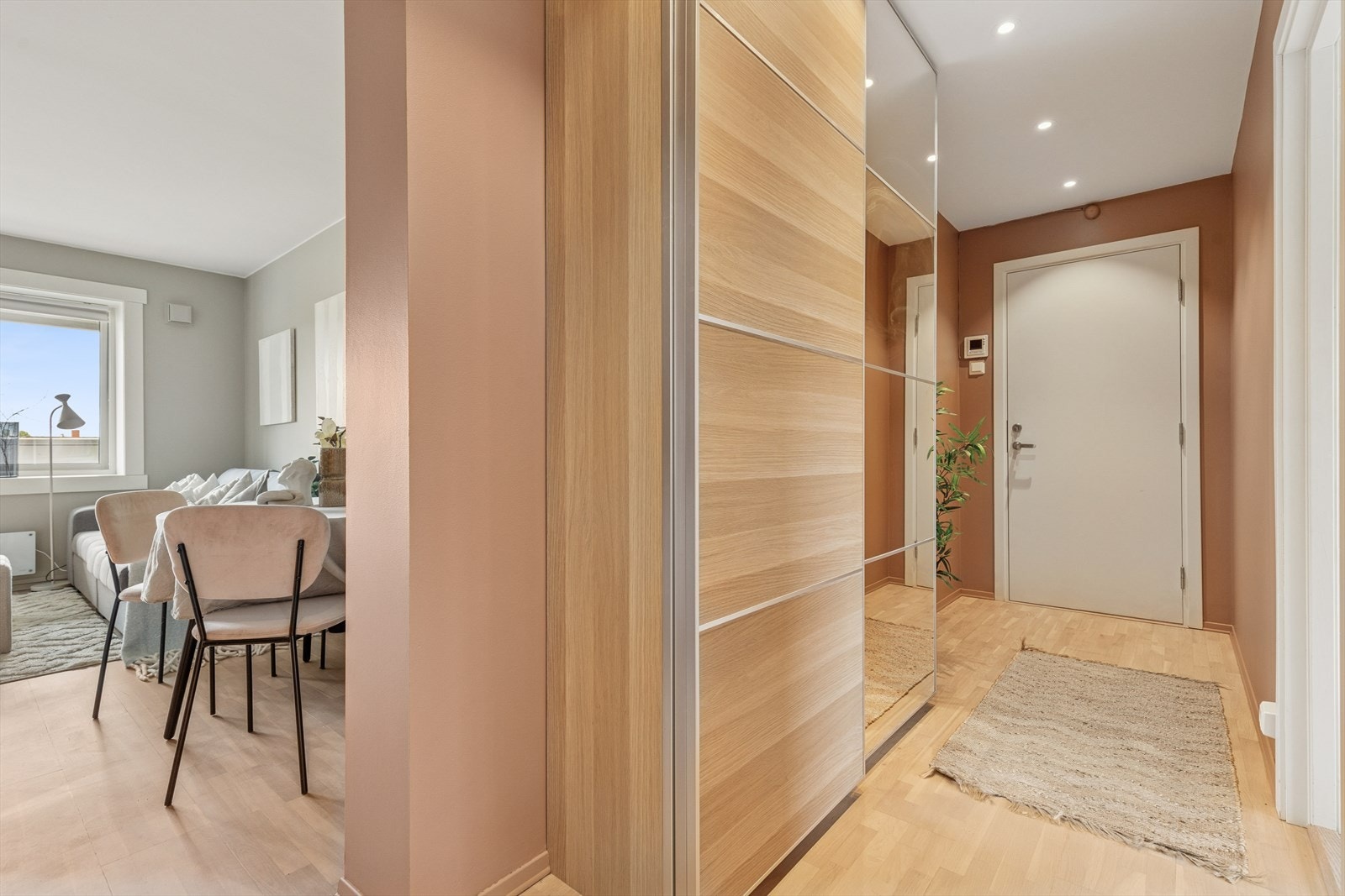 Hyggelig entré med praktisk garderobeskap. Her er det fine, nymalte overflater og spotlights i himling. Galleribilde