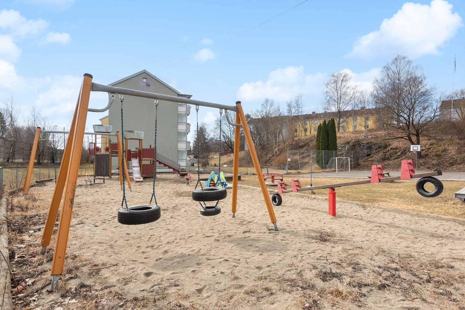 Lekeplass for de små er også rett ved leiligheten. Galleribilde