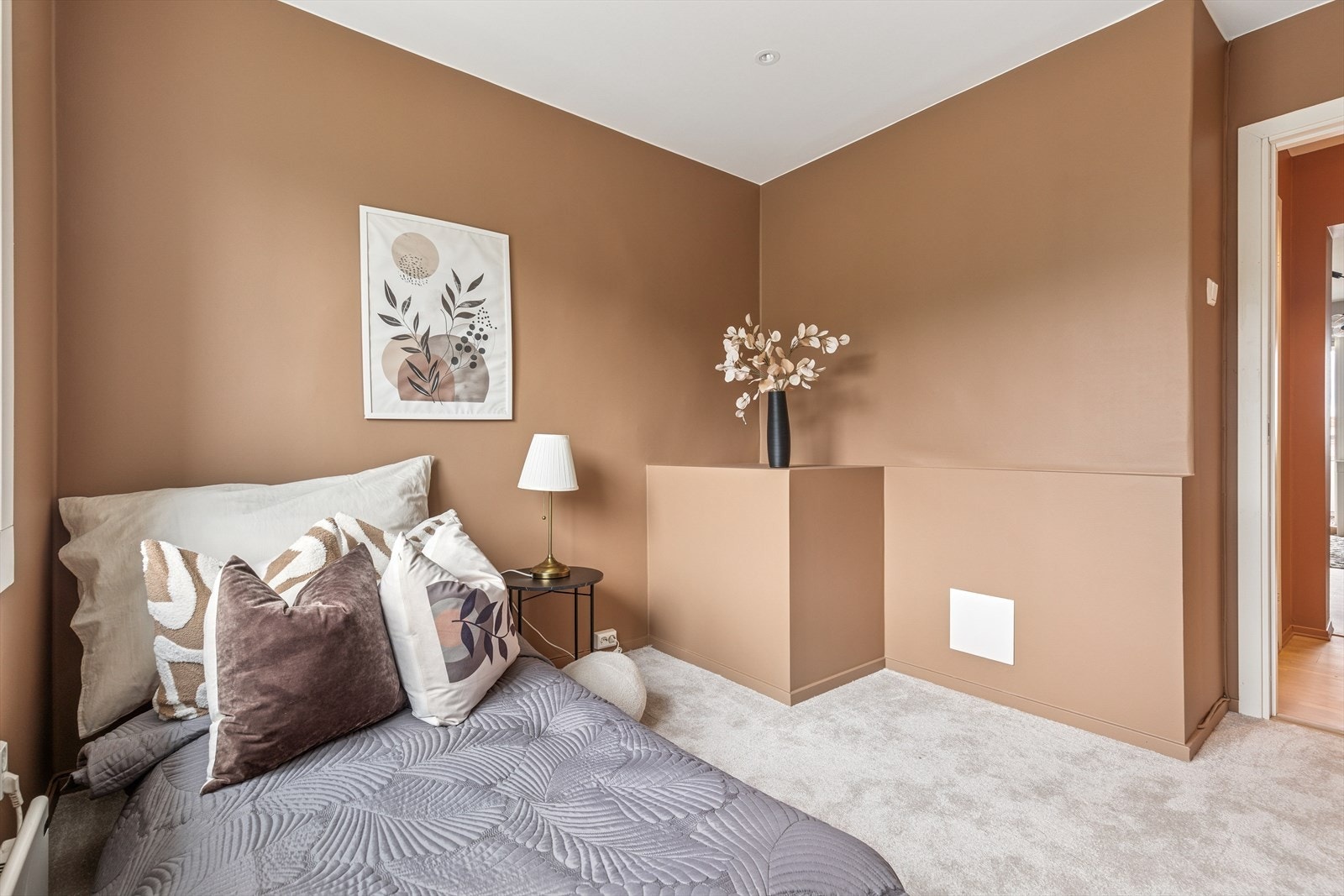 Soverom 2 med heldekkende vegg til vegg teppe Galleribilde