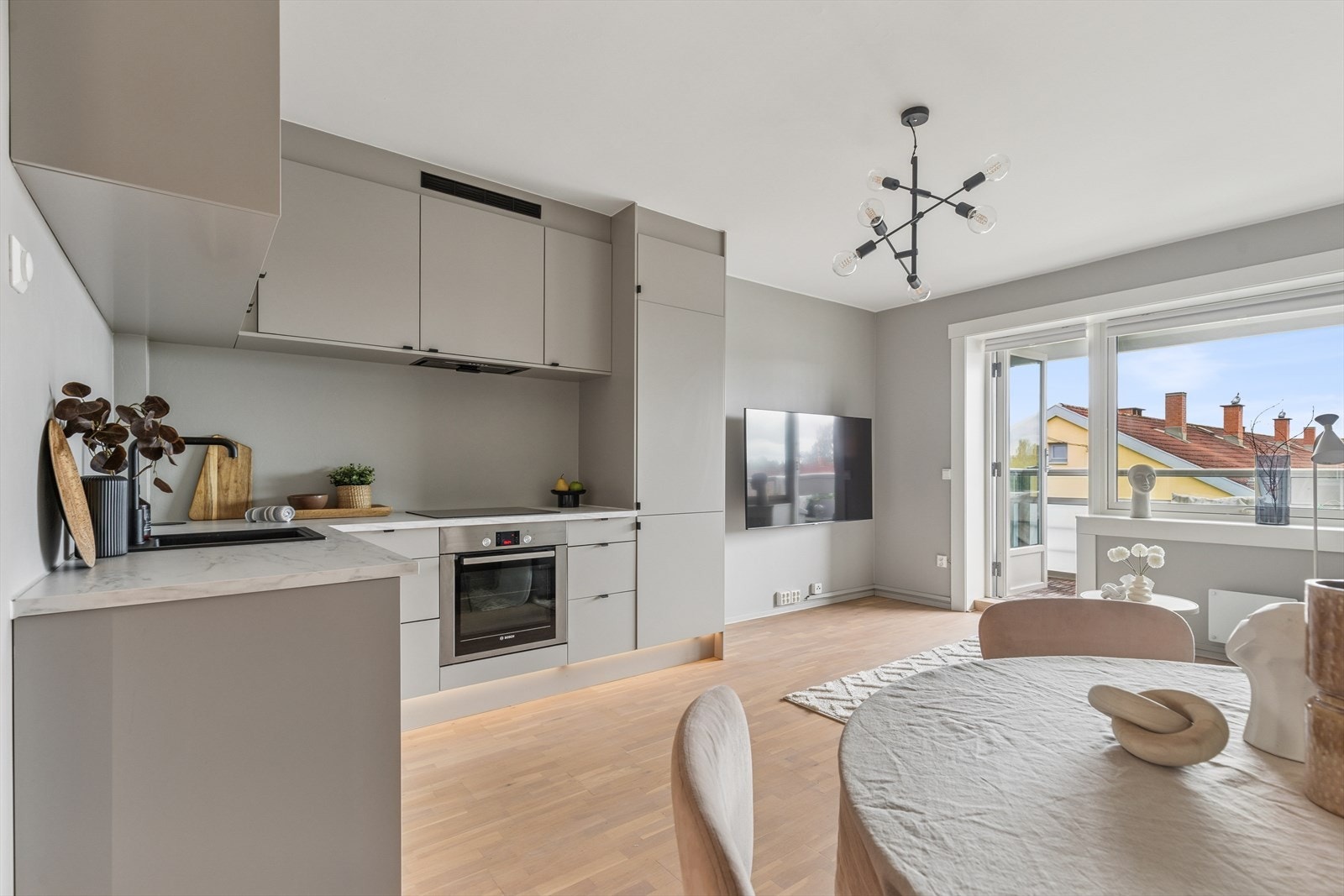 Her er det store vindusflater som slipper inn rikelig med naturlig lys. Galleribilde