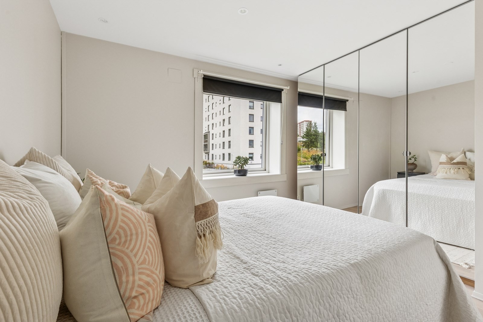 Hovedsoverommet er innredet med praktisk garderobe. Galleribilde