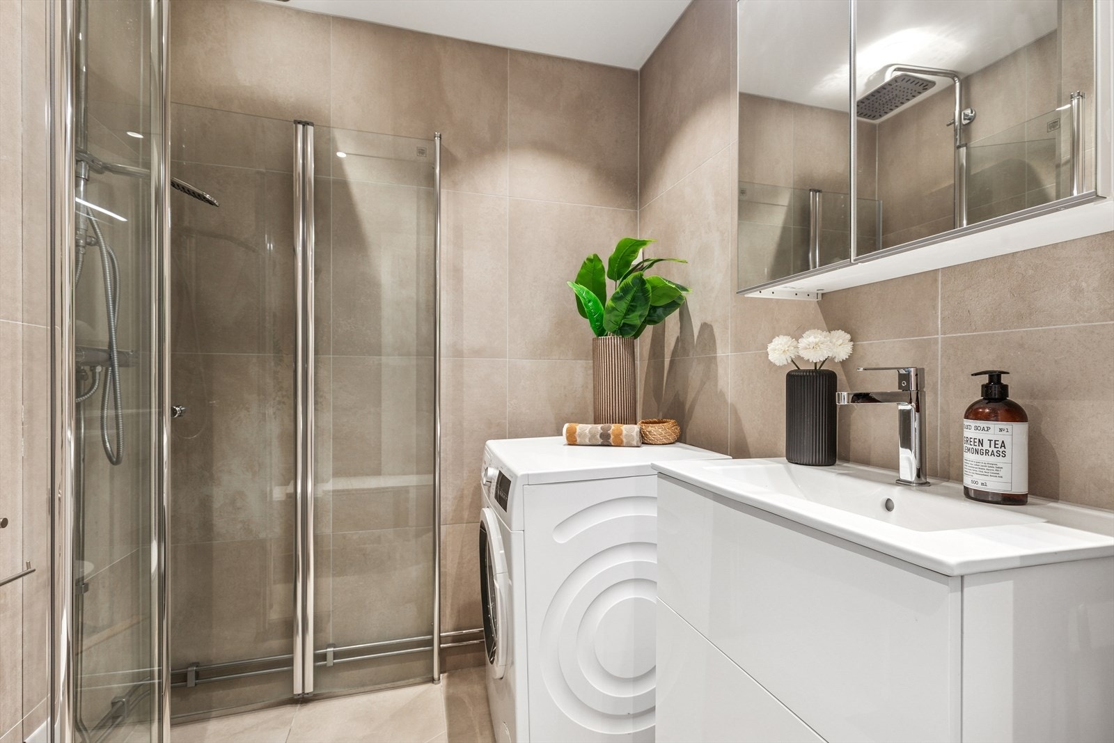 Baderommet ble opprinnelig renovert av borettslaget i 2004. I 2025 ble badet modernisert med nye fliser på vegger og gulv (flis på flis), installert downlights i himling, ny baderomsinnredning og vegghengt toalett. Galleribilde