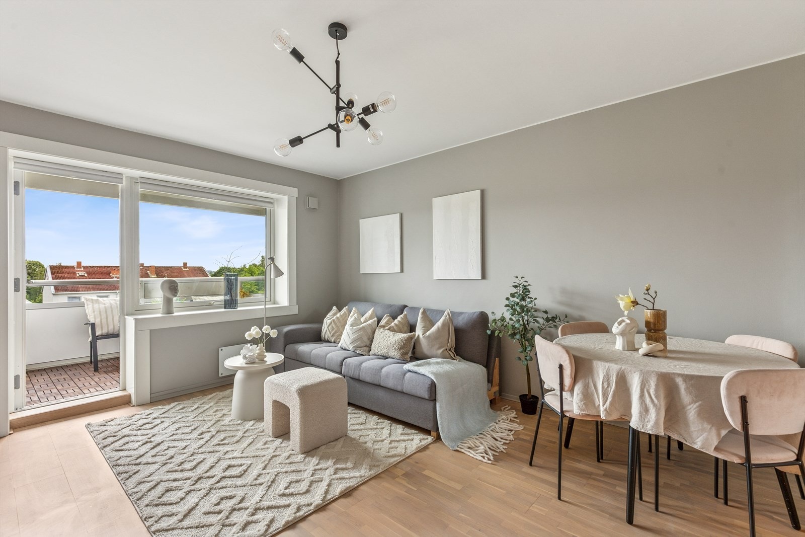 Leiligheten har nylig blitt pusset opp og fremstår meget pen og moderne. Galleribilde