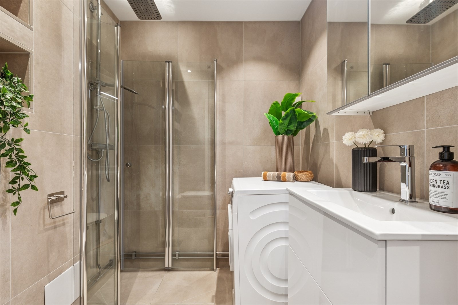 Det er opplegg for vaskemaskin på baderommet. Galleribilde