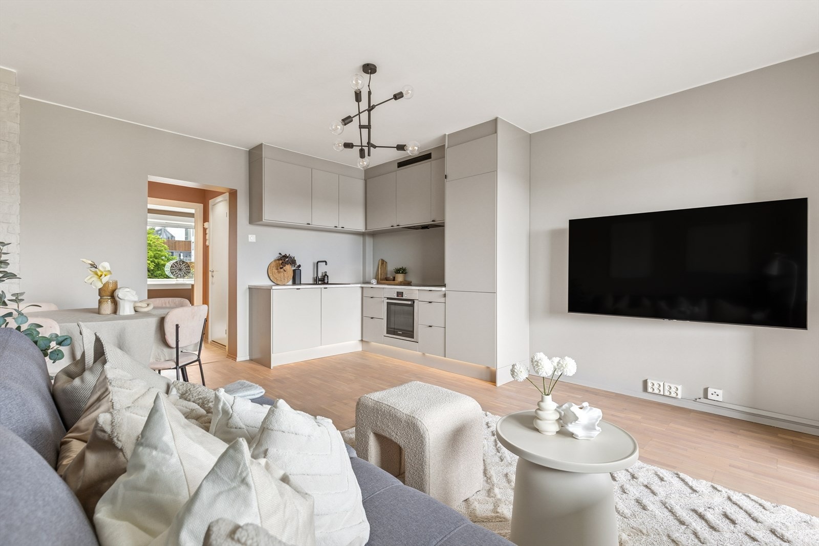 Leilighetens stue har gode møbleringsmuligheter med plass til sofa, TV og spisebord. Galleribilde