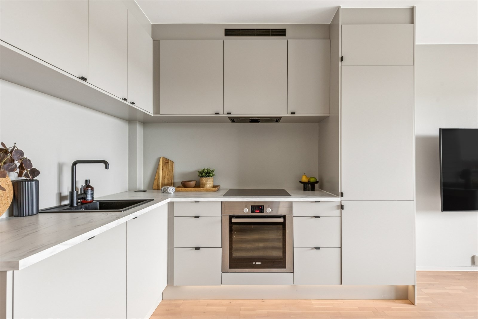 Innredningen har god skap- og benkeplass. Det er også vannpumpe under kjøkkenbenken. Galleribilde