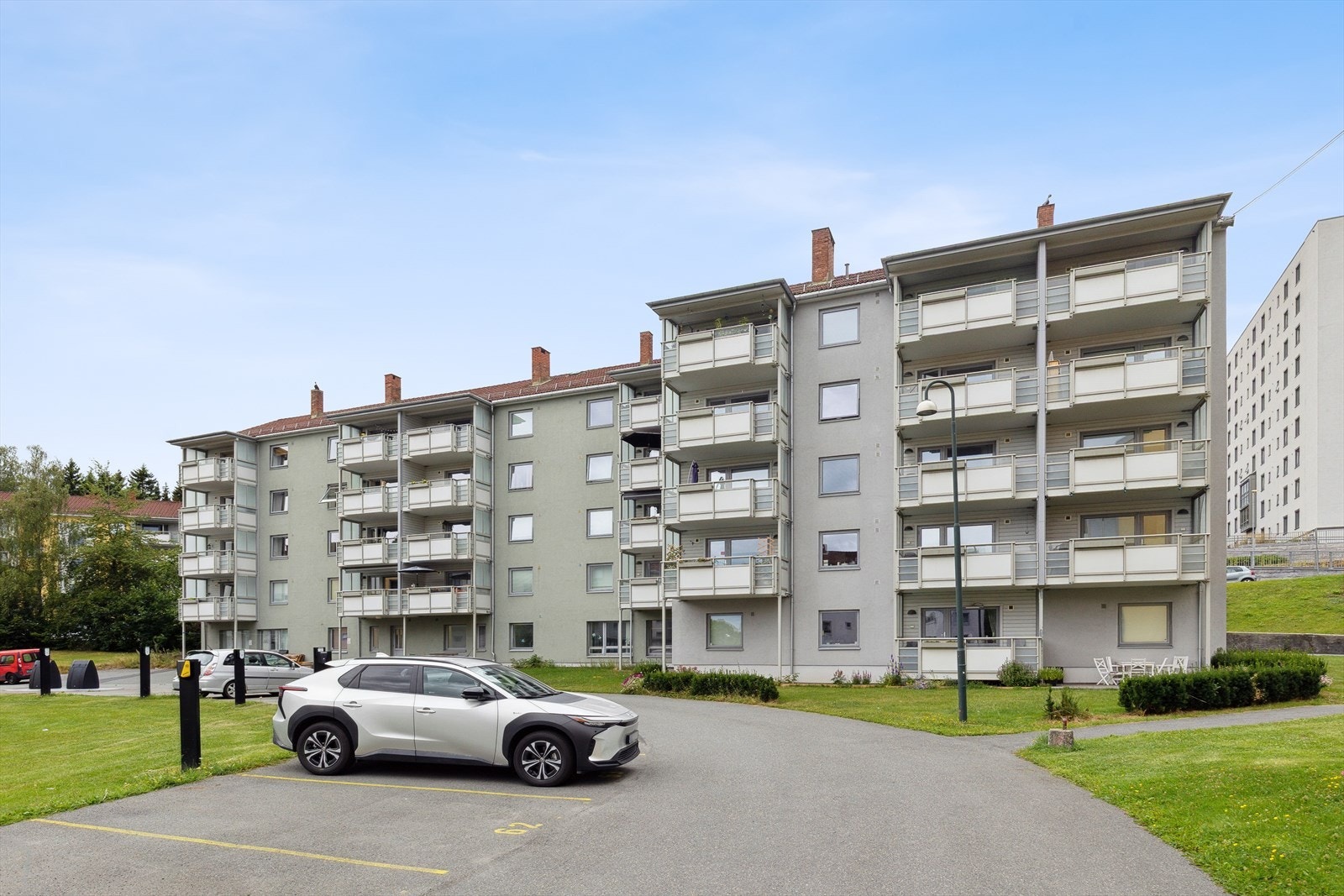 Borettslaget har parkeringsplasser som leies ut til beboerne. Plassene tildeles av styret etter eventuell venteliste. Galleribilde