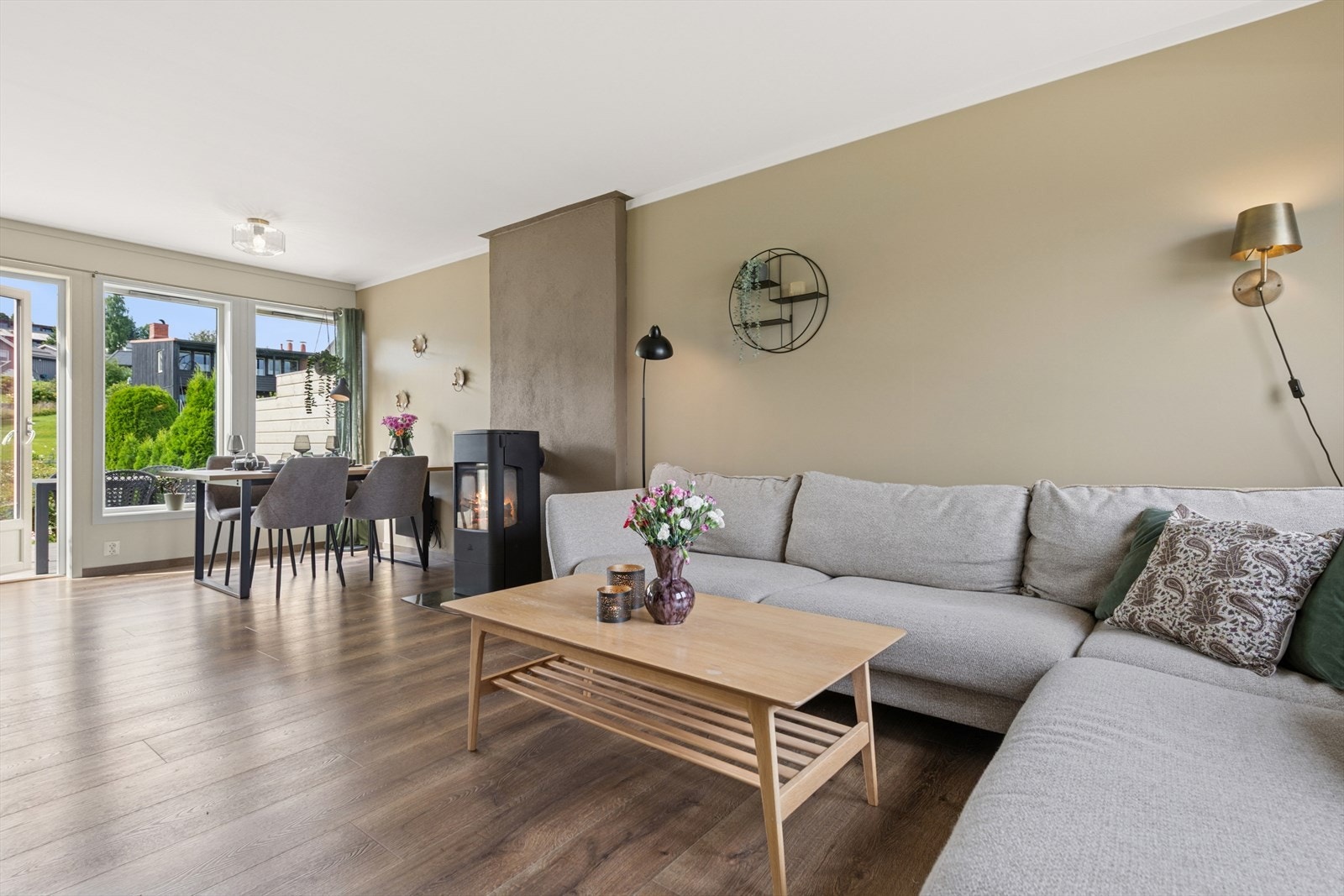 Den åpne løsningen mellom kjøkken og stue, gir en god romfølelse. Galleribilde