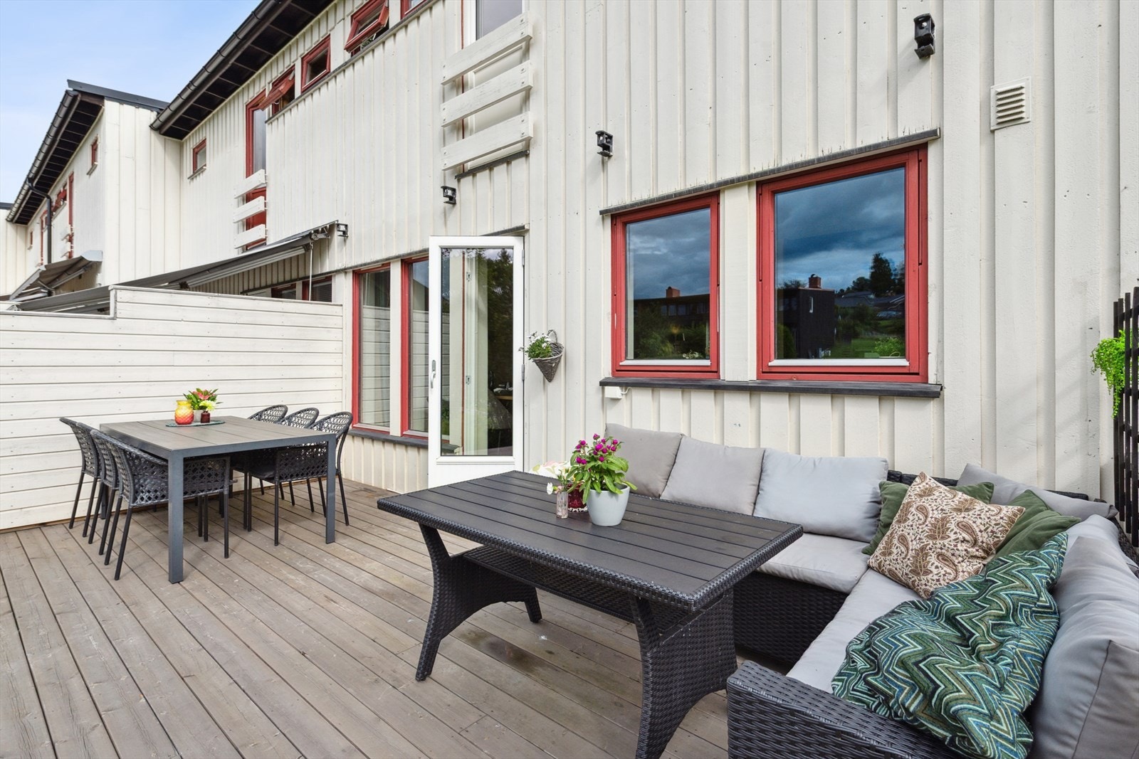 Fra stuen kommer du ut på en vestvendt terrasse. Galleribilde