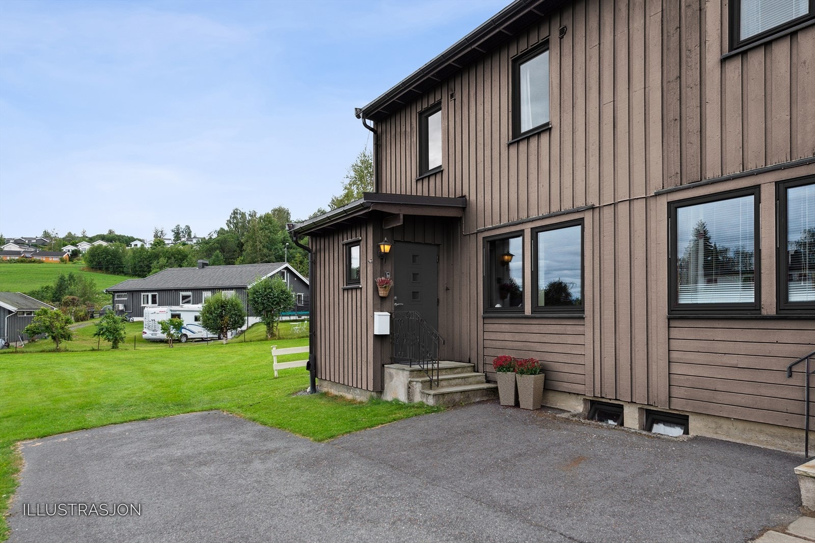 Det er planlagt ny kledning, etterisolering, nye vinduer og ytterdører, ny elektrisk garasjeport. Dette er ment som en illustrasjon. Galleribilde