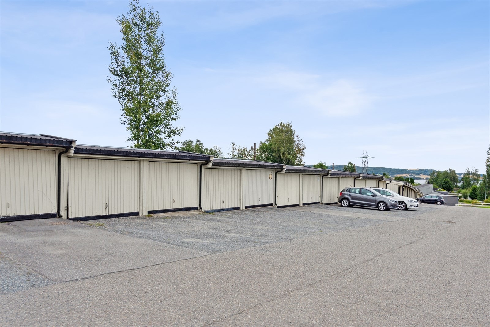 Egen garasjeplass i felles anlegg. Garasjene er planlagt oppgradert med nye elektriske garasjeporter. Galleribilde
