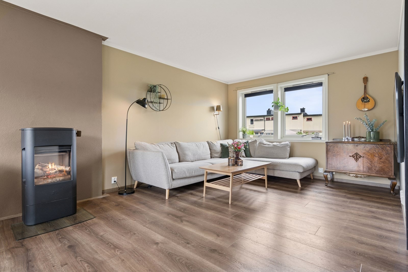 Gjennomgående løsning med vinduer i begge ender, gir rikelig med lys inn. Galleribilde