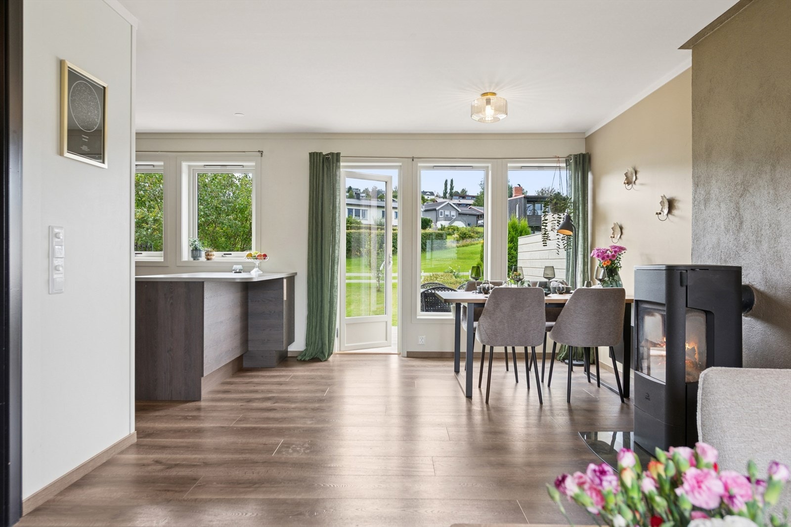 Nye peisovnen med rentbrennende konveksjonsvarme, gir både ekstra varme og hygge. Galleribilde