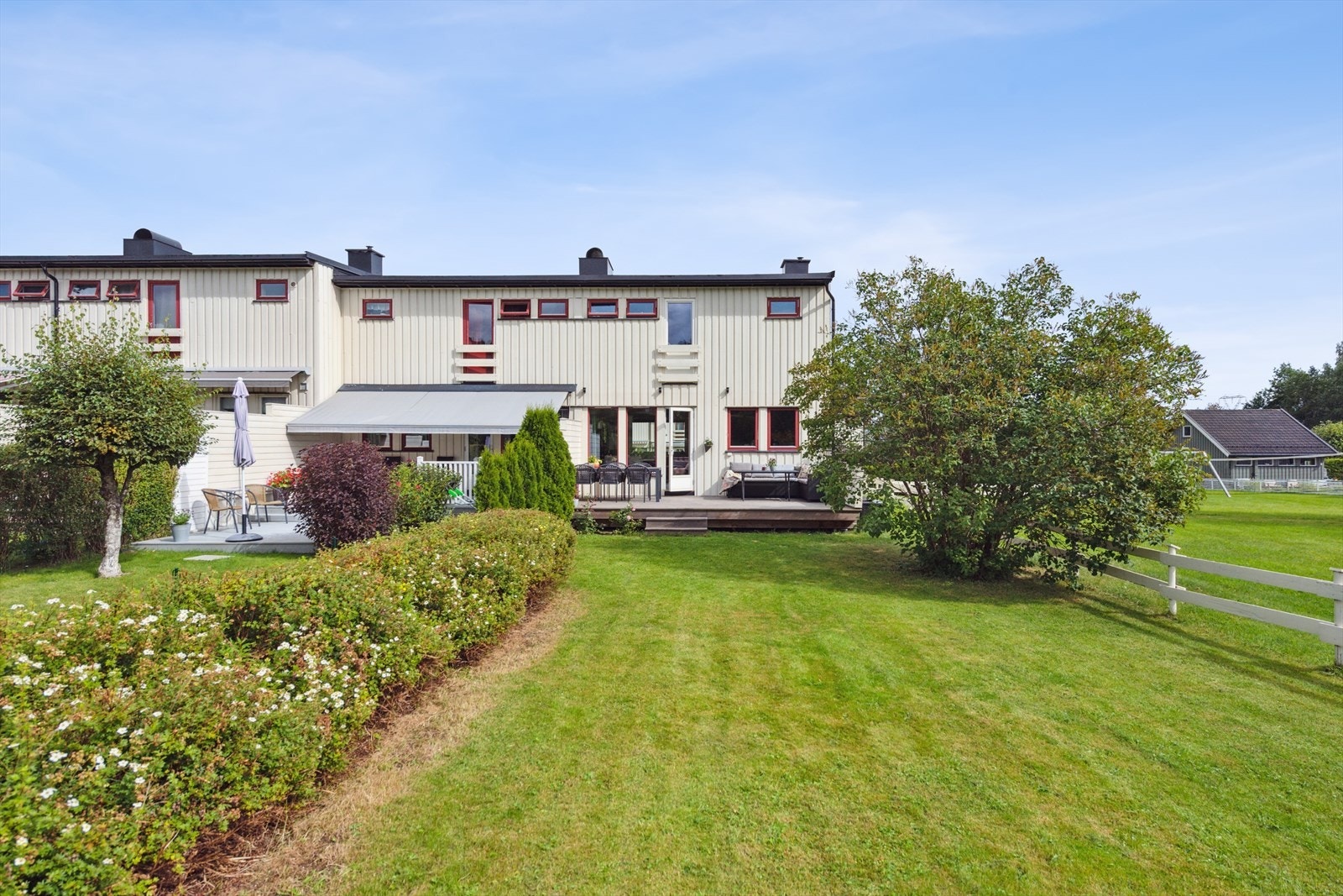 Pent opparbeidet hageparsell, som er noe større, og strekker seg rundt og frem til inngangspartiet. Galleribilde