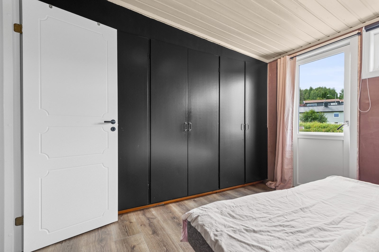 Romslig garderobeløsning i hovedsoverommet. Galleribilde