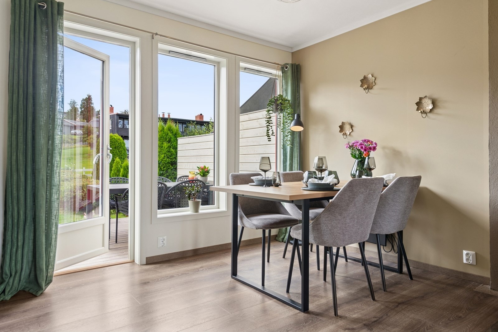 Veggflatene i boligen er oppgradert med tapet og maling. Galleribilde