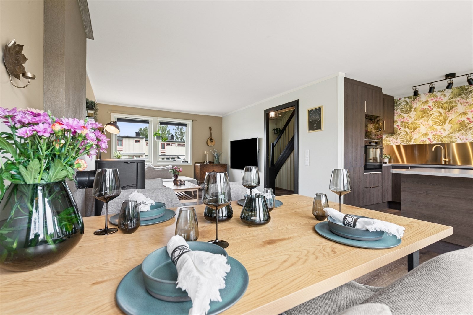 Stuen har plass til både sofakrok og spisestue. Galleribilde