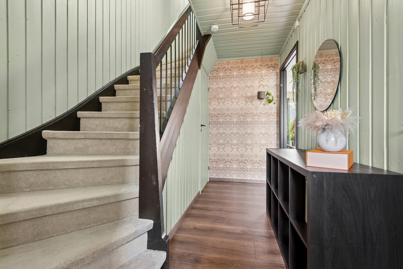 Gangen i første etasje leder deg videre rundt i boligen. Galleribilde