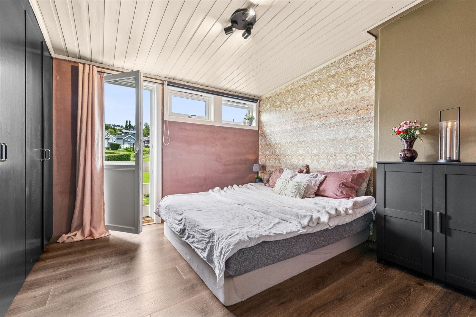 Hovedsoverom har egen fransk balkong. Galleribilde