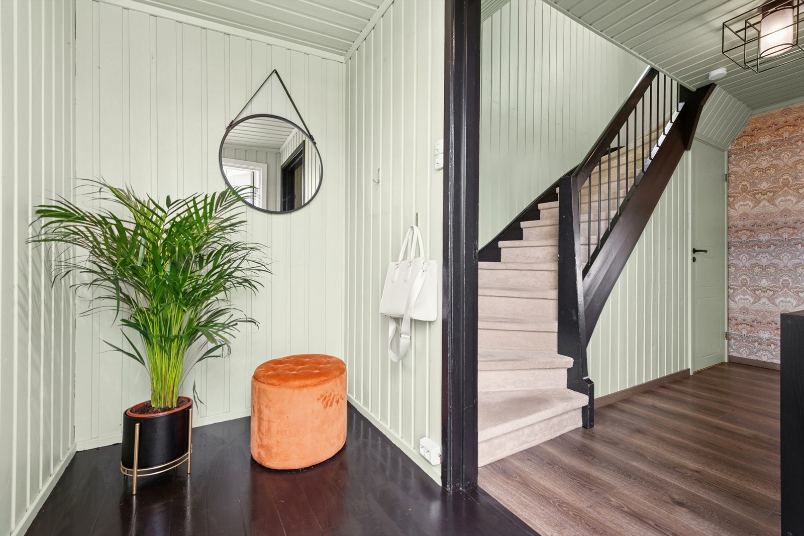 Praktisk entré med plass til å sette skoene og henge fra seg yttertøyet. Galleribilde