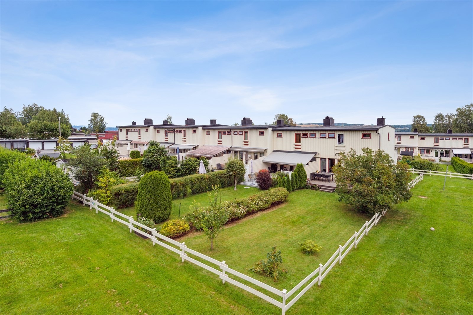 Et svært innbydende enderekkehus, betydelig oppgradert i 2022, med bla. totalrenovering av kjøkken, bad og stue, nytt røropplegg, oppgradering av strømanlegget. Galleribilde