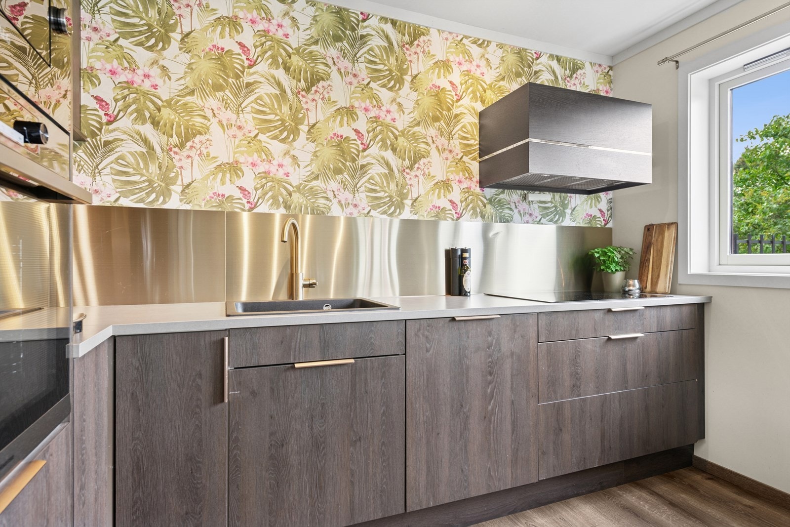 Kjøkkenet er utstyrt med koketopp, stekeovn, microbølgeovn, kombiskap kjøl/frys. Galleribilde