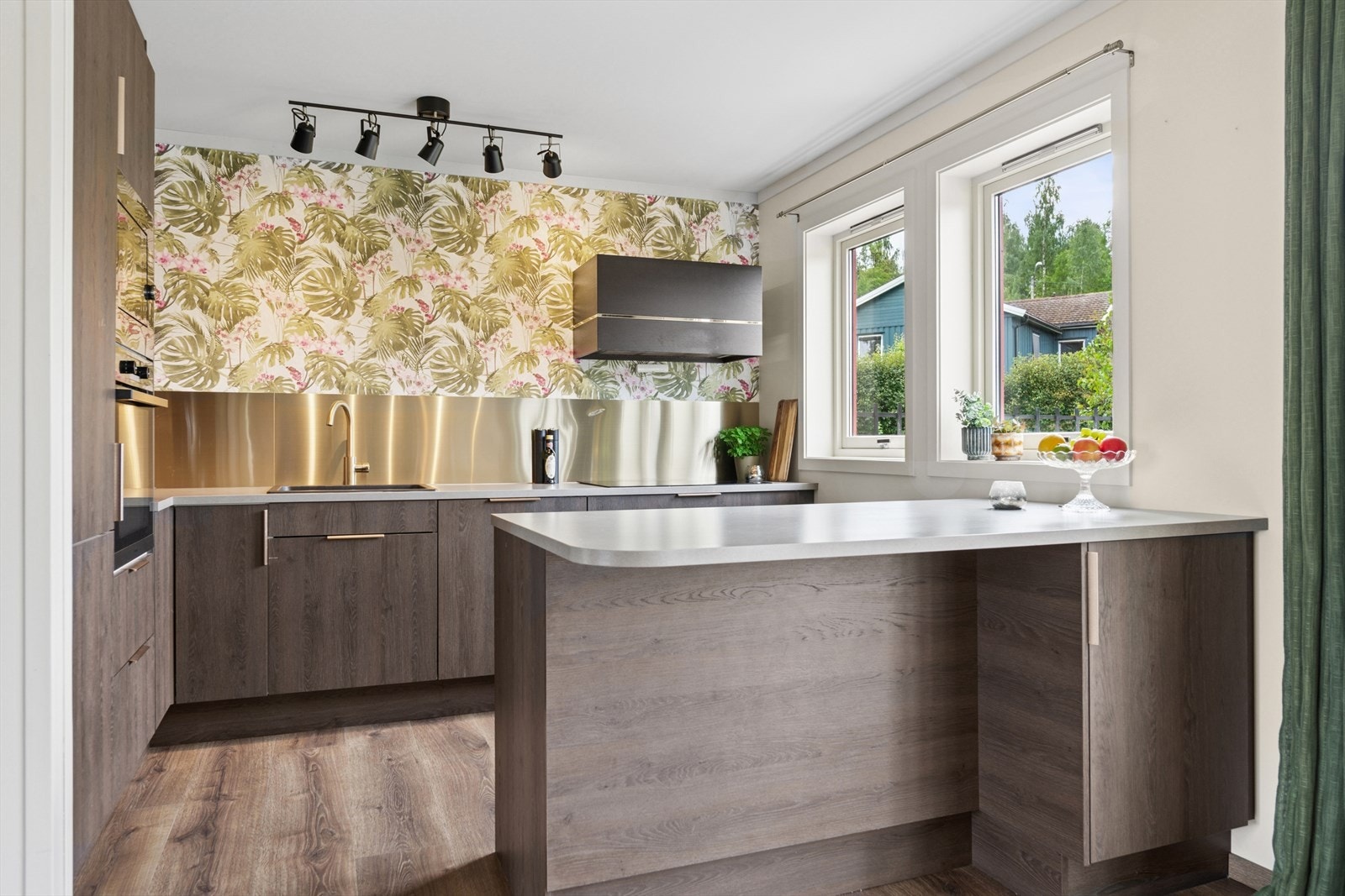 Her er det rikelig med skap- og benkeplass. Galleribilde