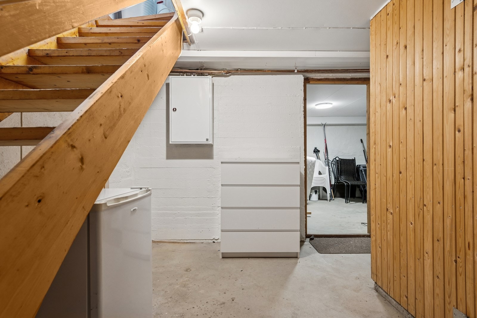 Kjelleren byr på rikelig med oppbevaringsmuligheter. Galleribilde