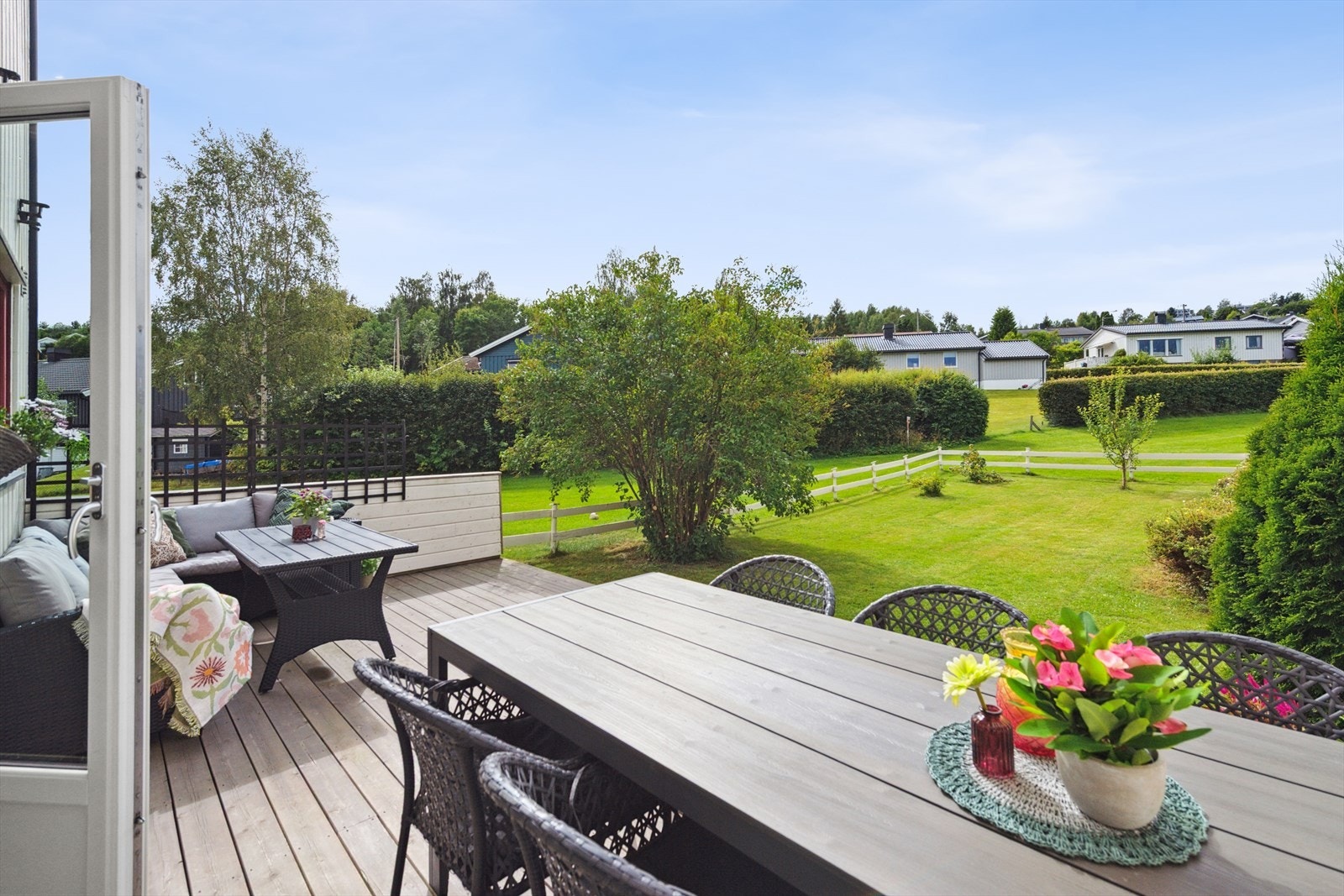 Boligen ligger fint til med store, åpne områder rundt. Galleribilde