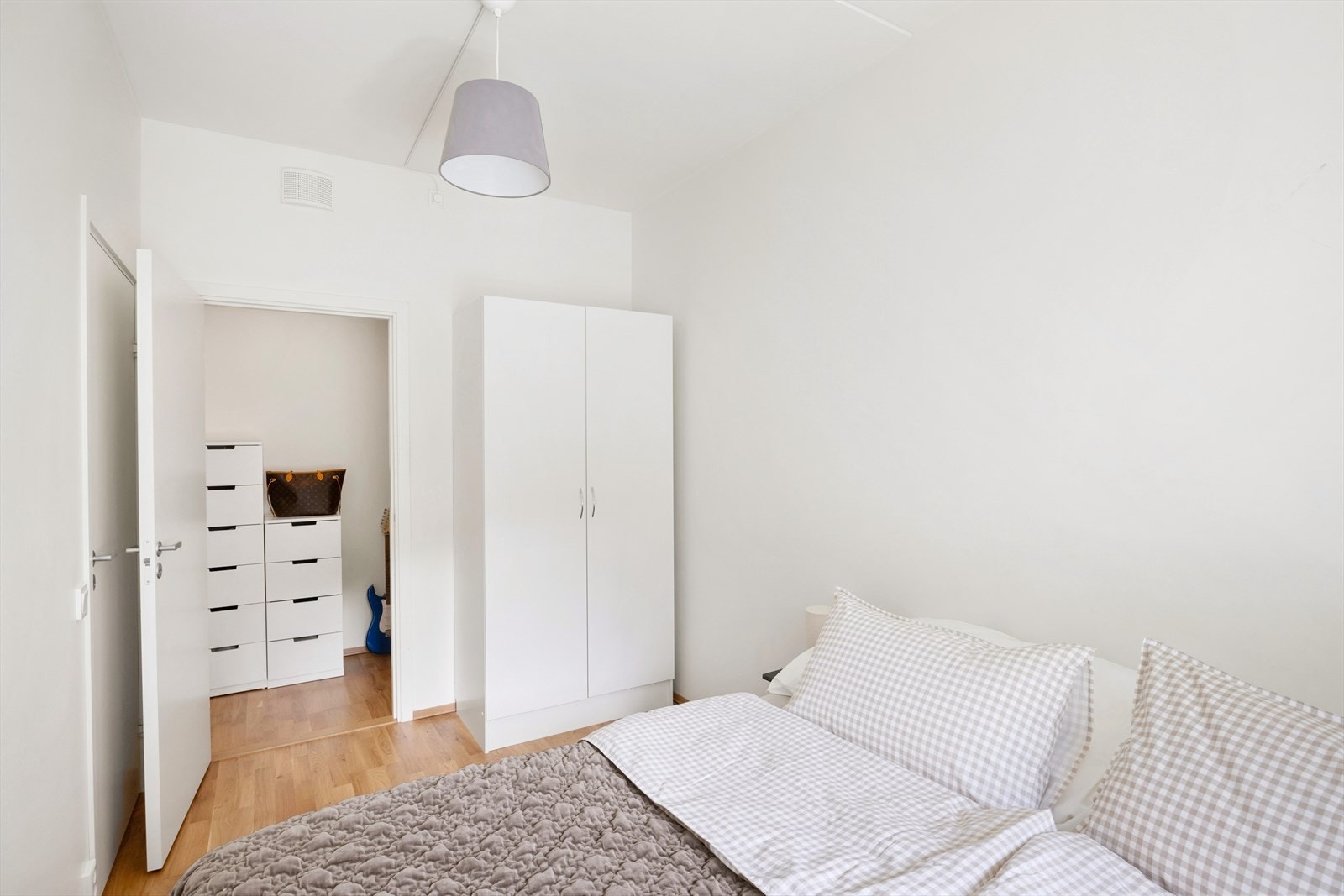 Soverom 1 | Stort soverom med egen bod/walk-in-closet Galleribilde