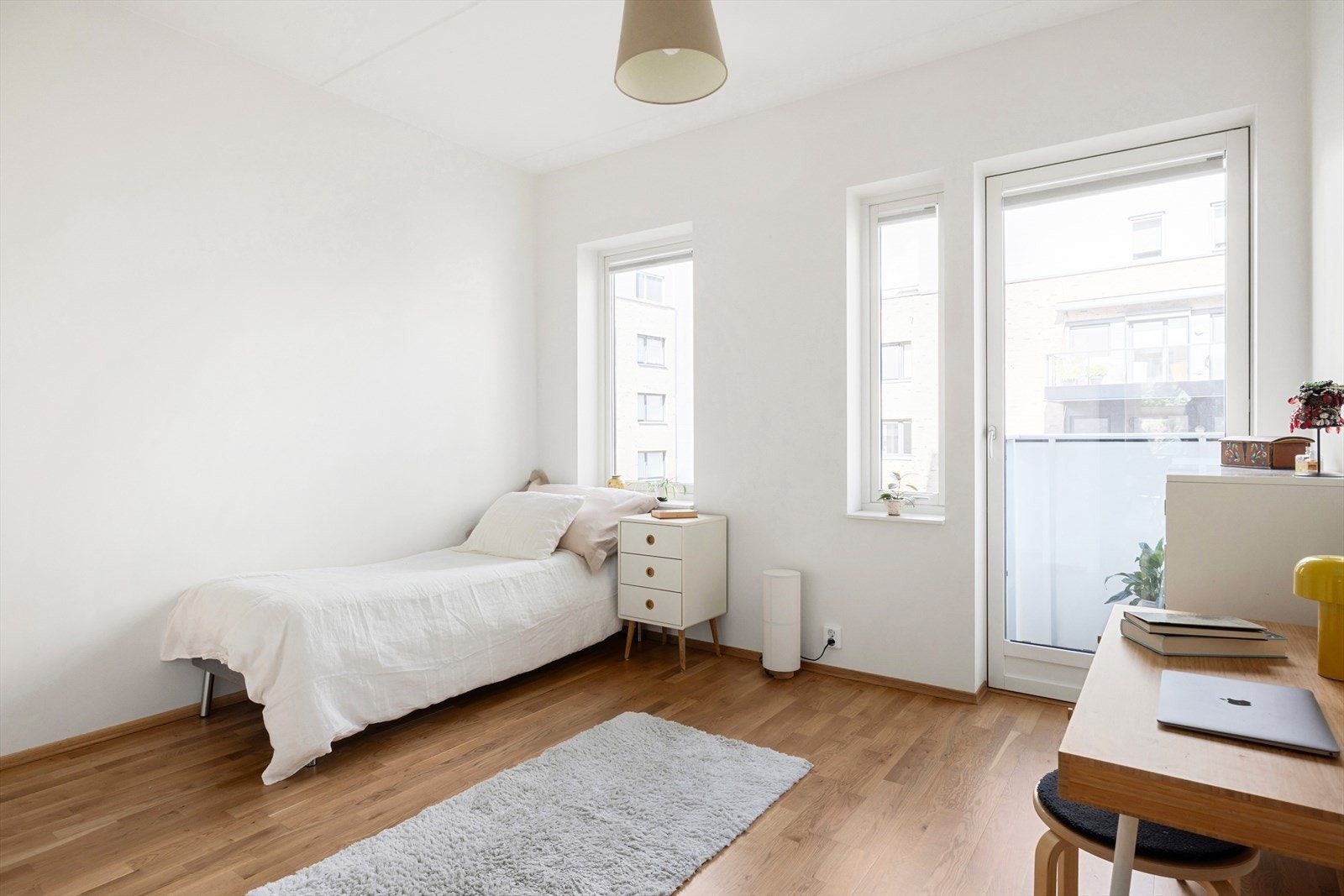 Soverom 2 | Soverom 2 er også av god størrelse med plass til dobbeltseng, nattbord, kontorpult og garderobeskap Galleribilde