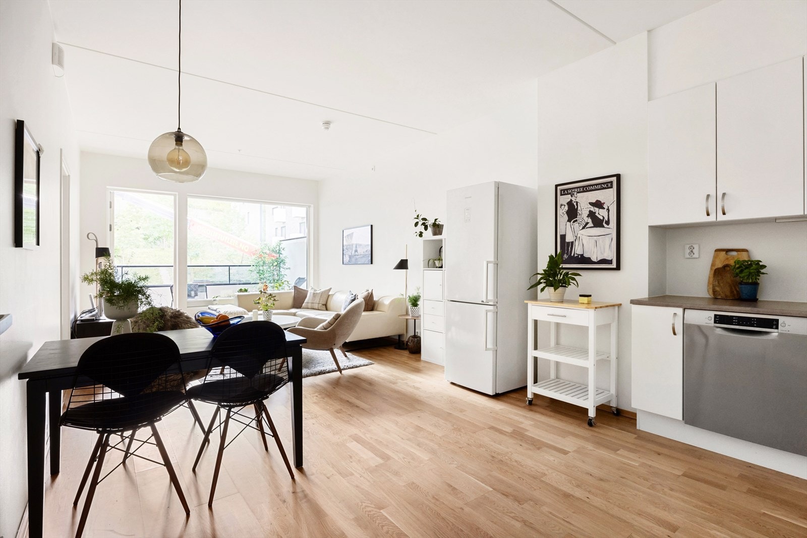 Luftig kjøkken med hvite, slette fronter og benkeplate av laminat Galleribilde