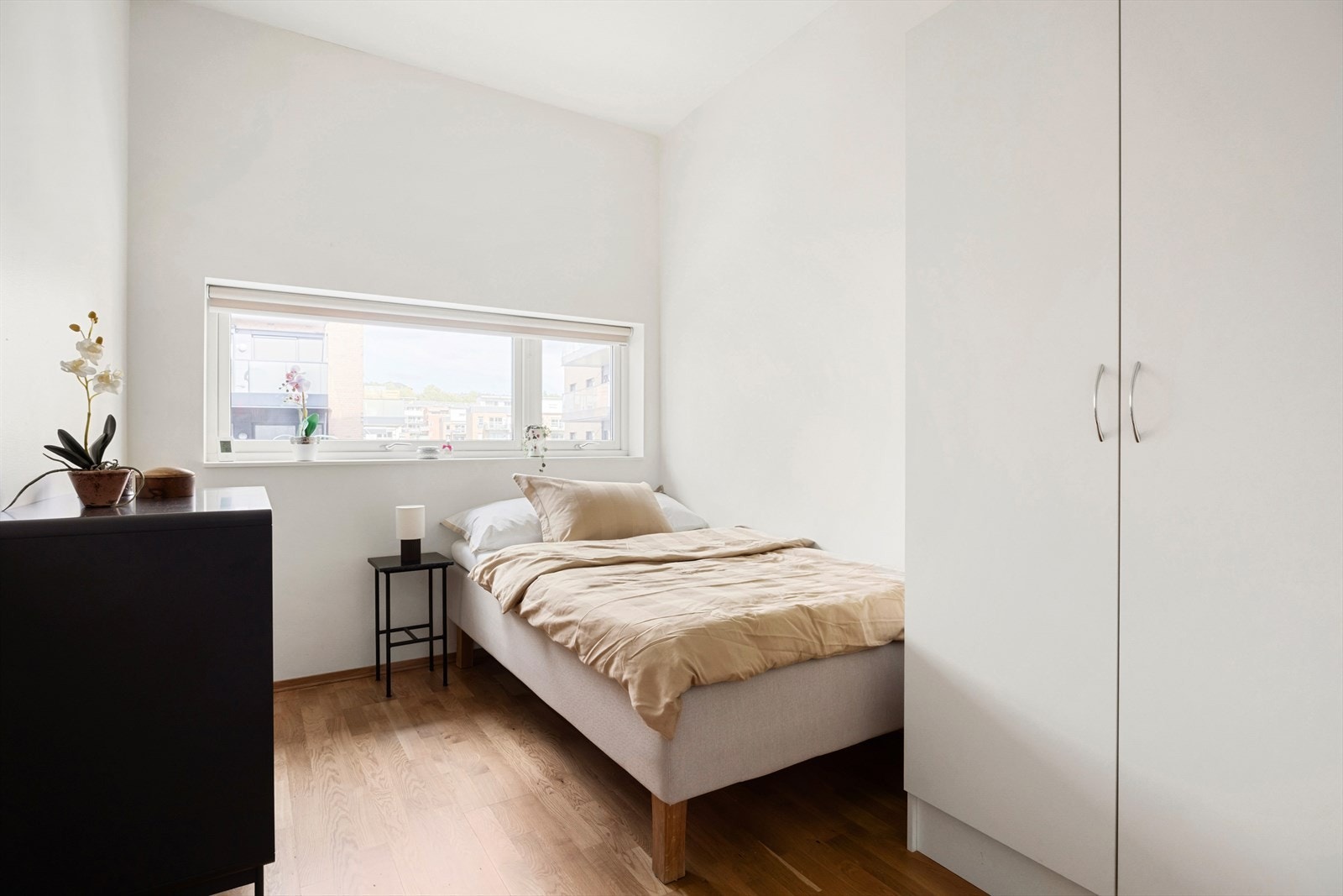 Soverom 3 | God plass til dobbeltseng og gode lagringsmuligheter Galleribilde