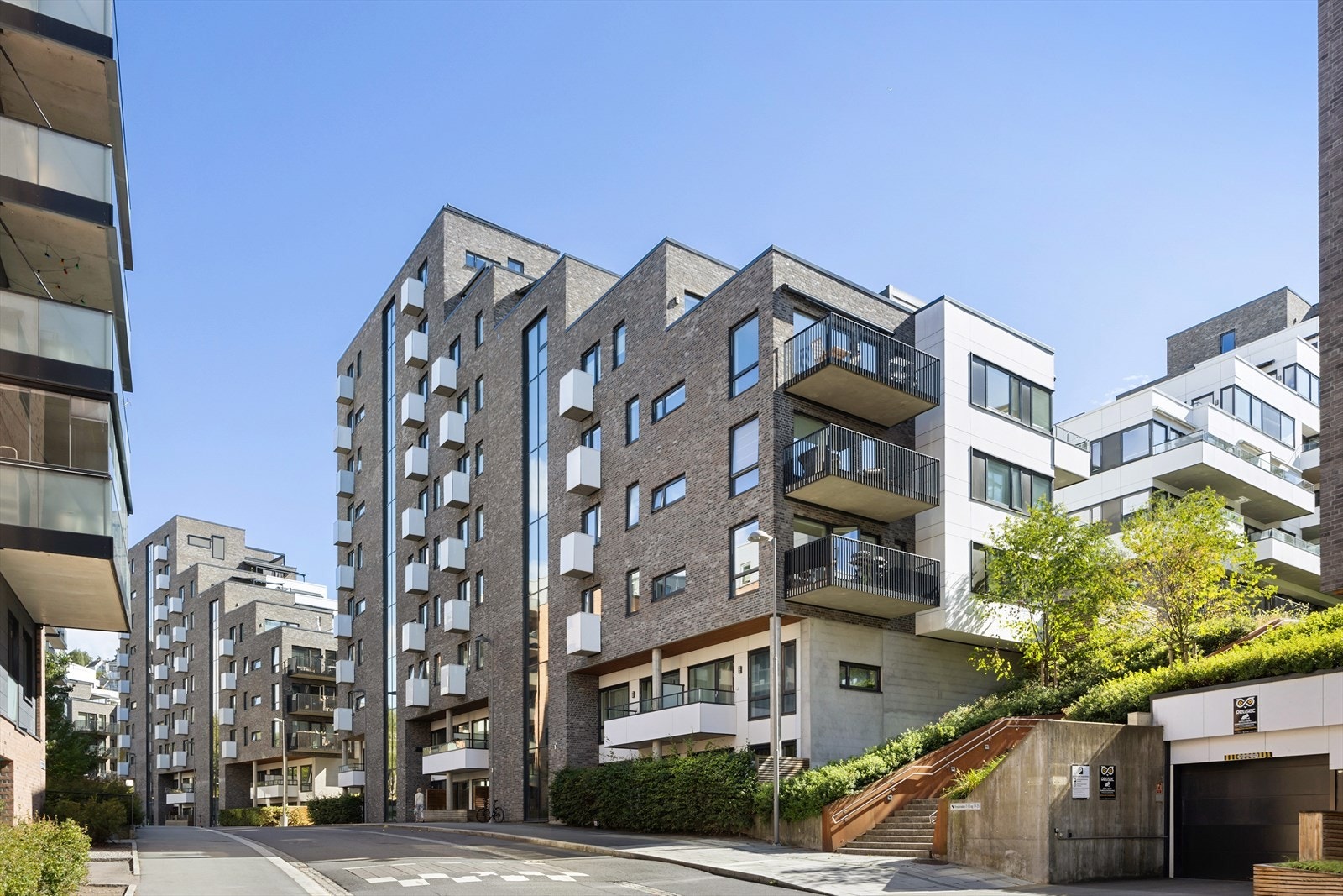 Innkjøring til garasje fra Freserveien Galleribilde