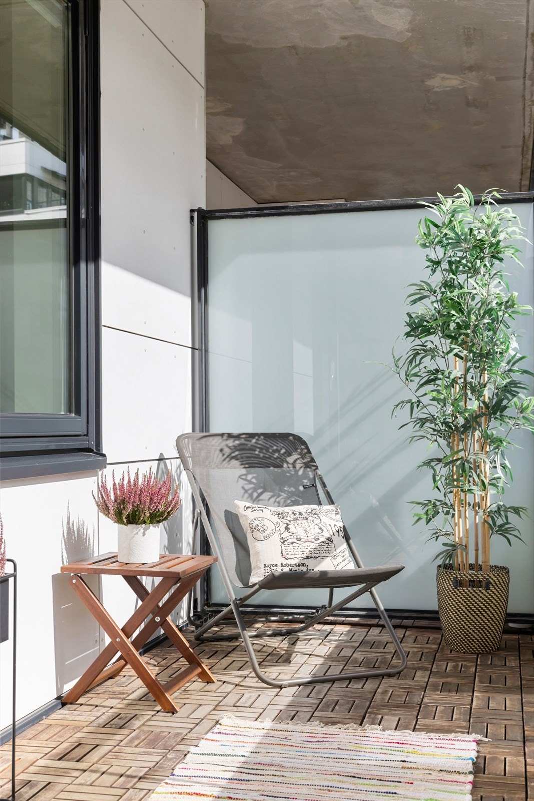 Her er det plass til diverse utemøbler, grill og beplanting Galleribilde