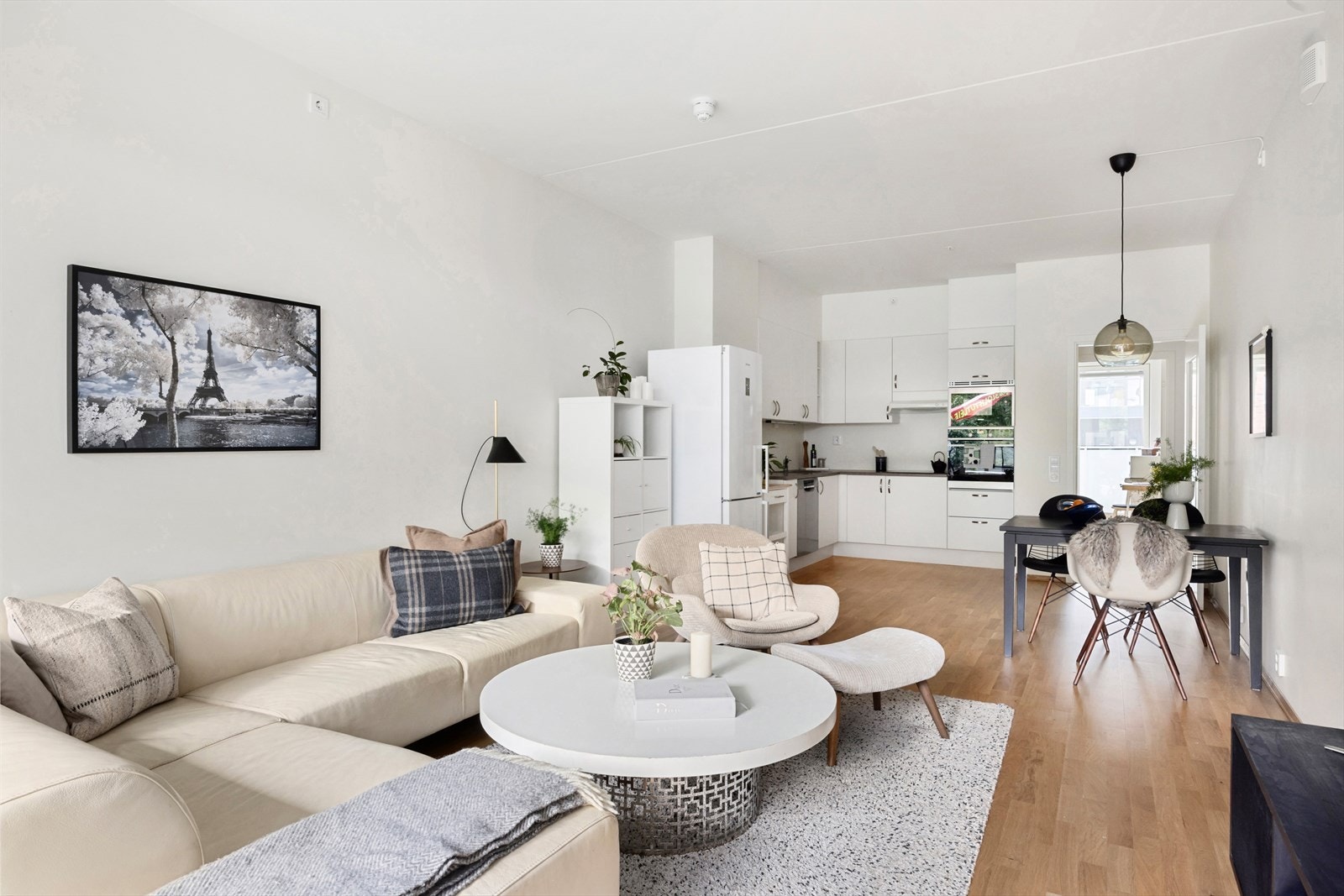 Meget romslig stue med god plass til sofagruppe, spisebord og øvrig møblement Galleribilde