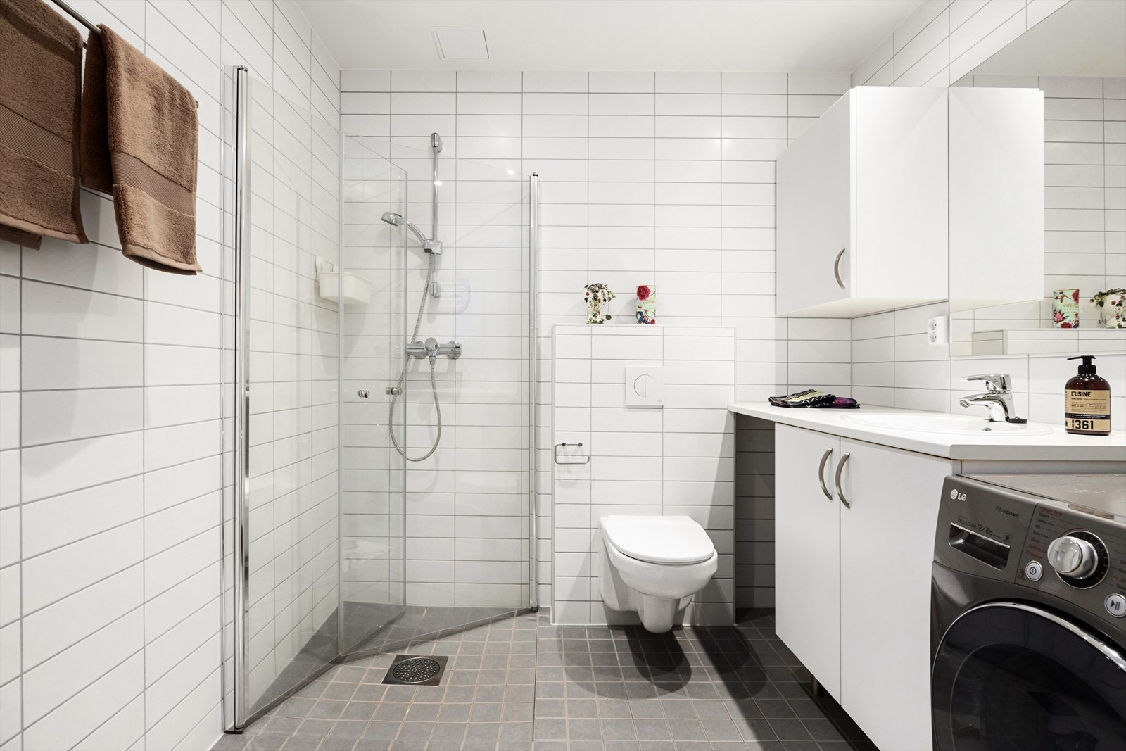 Pent flislagt bad fra byggeår med varmekabler i gulvet og downlights i taket Galleribilde