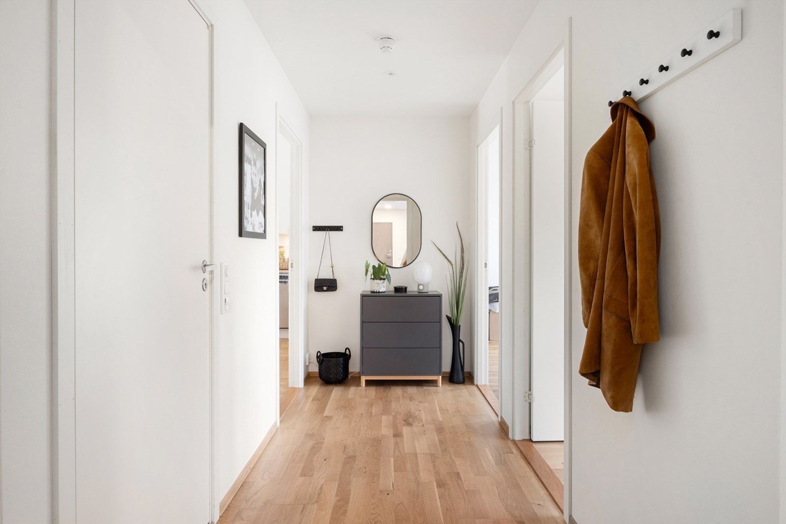 En romslig og innbydende entré med rikelig av plass til oppbevaring av ytterklær og sko Galleribilde