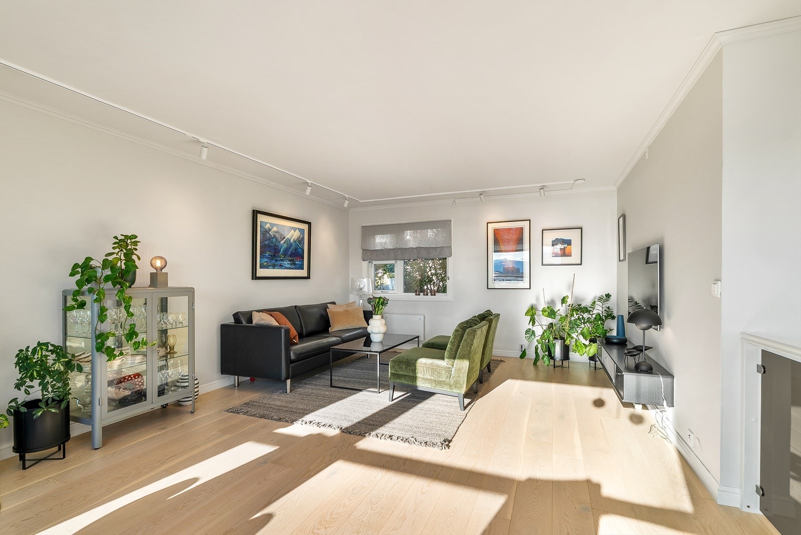 Etasjen oppleves som særdeles romslig og luftig, med lyse farge- og materialvalg og gjennomgående planløsning. Galleribilde