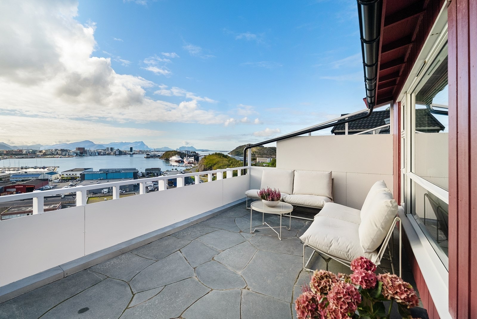 Her har du fint plass til flere sittegrupper, og kan nyte solgangen fra tidlig formiddag til kveld. Galleribilde