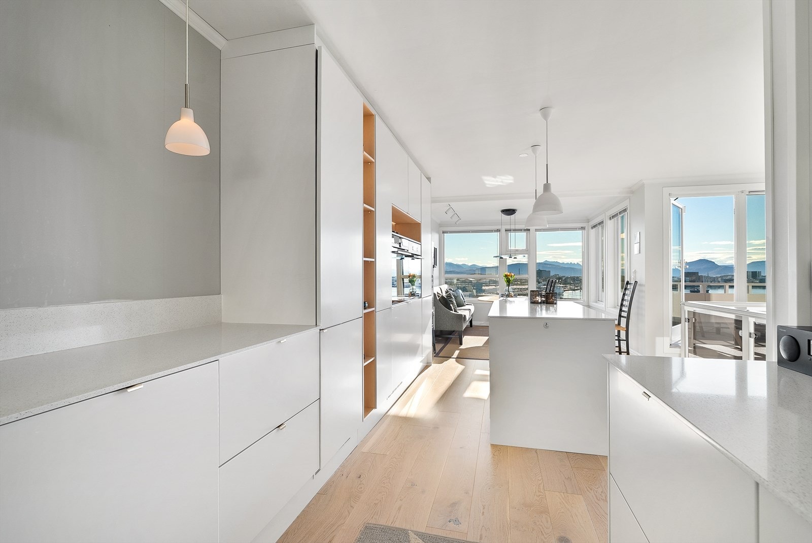 I tilknytning til kjøkkenet, med utsikt mot sør og vest, er spisestuen etablert i dag. Galleribilde