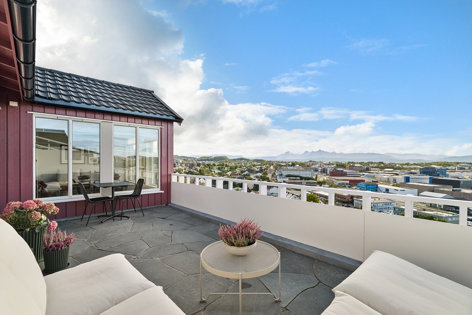 Mellom stue og spisestue har du utgang til en romslig, sørvendt terrasse. Galleribilde