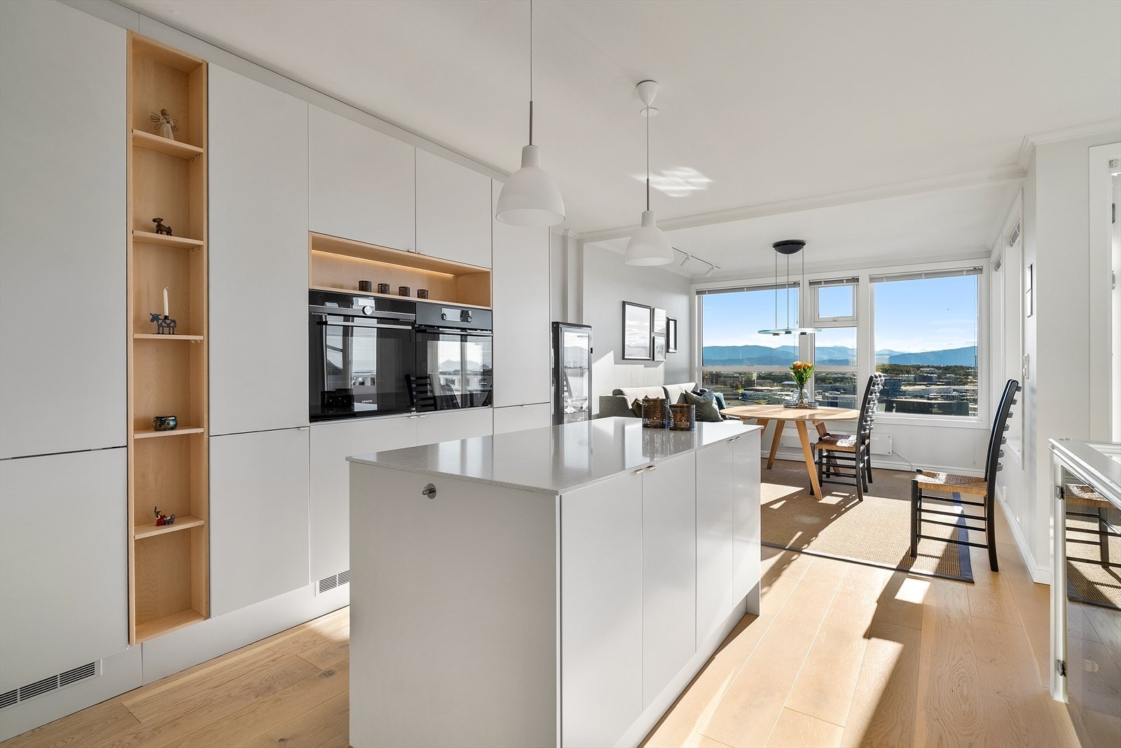 Boligen har et påkostet Designa-kjøkken fra 2021 med kvalitetshvitevarer og smarte, samt dekorative, løsninger. Galleribilde