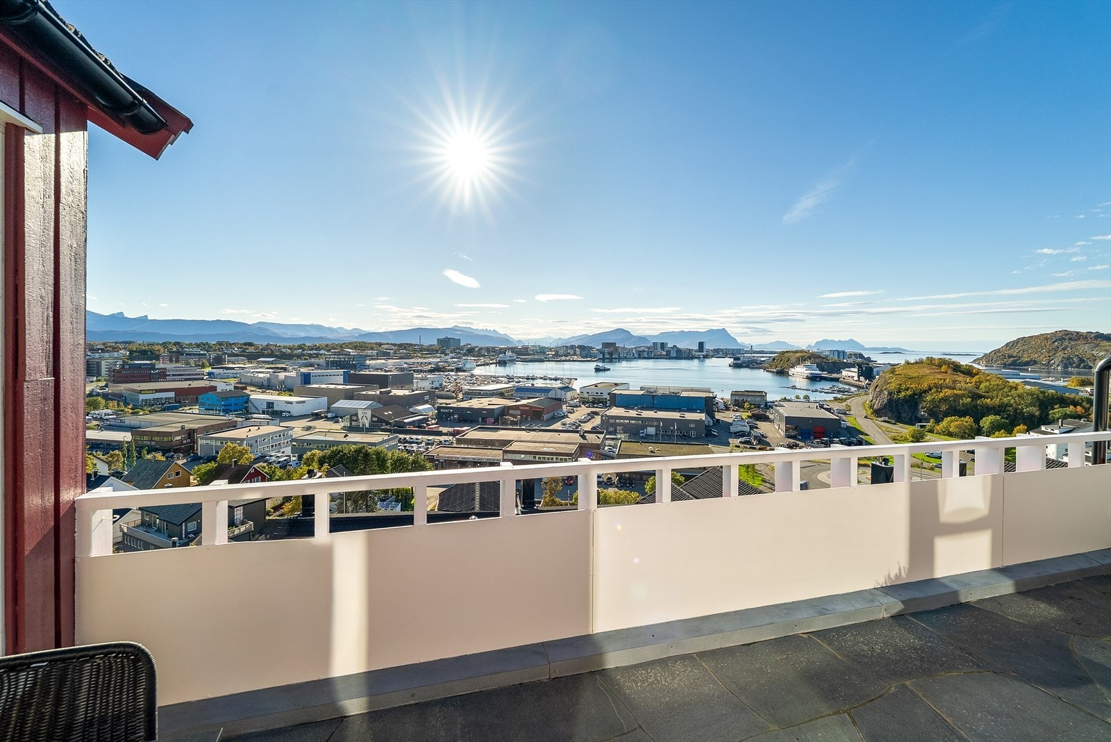 Belegningsstein på terrasse er nylig løftet og spylt, og både dekke, membran og rekkverk er fra ca 2010. Galleribilde