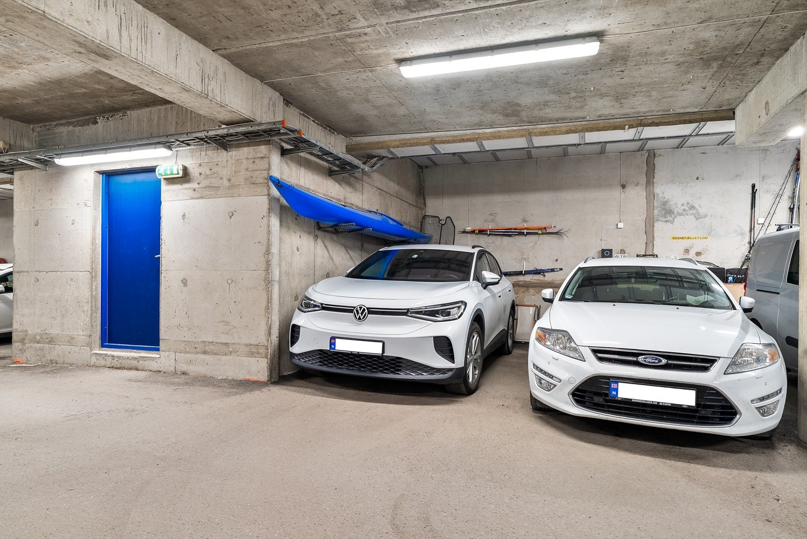 Med leiligheten følger egen parkeringsplass i felles garasjeanlegg. Det er montert el-billader montert som medfølger i handelen. Galleribilde